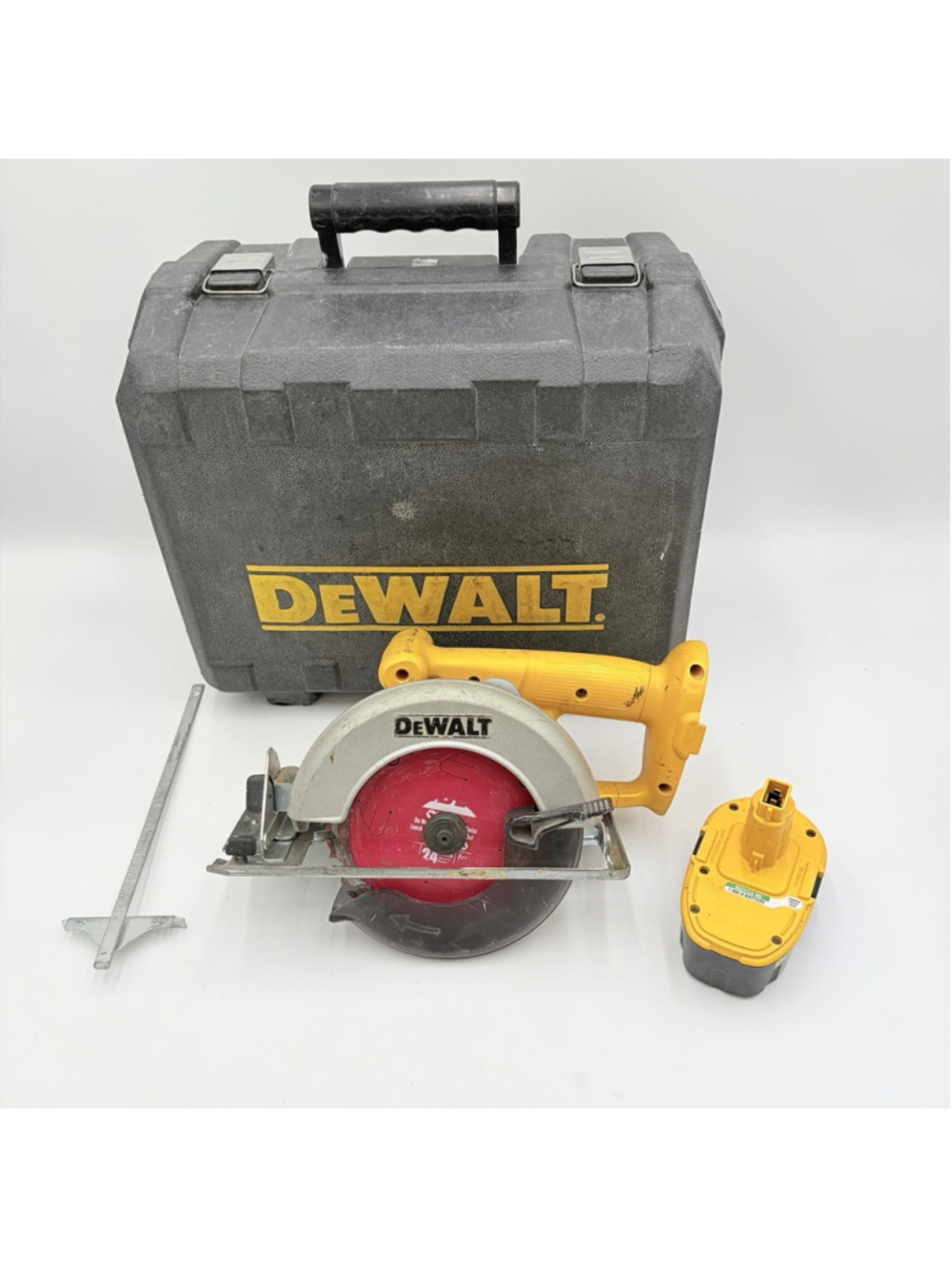 DEWALT DW939 18V Cordless Circular Saw 6-1/2 in w Case Battery Tested